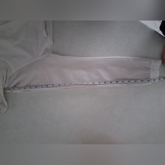 Lululemon/ Catch A Breeze/ Slightly Cropped Pullover/ Approx. Size US M/6 - Picture 15 of 15